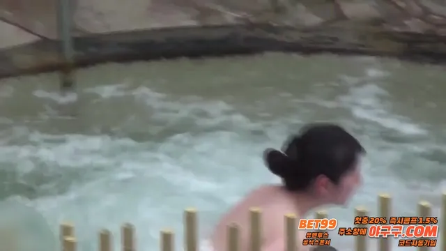 일본 온천에서 도촬당한 하프한국녀 자매 도촬영상 - 5분 38초